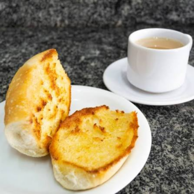 P&atilde;o na chapa com caf&eacute;